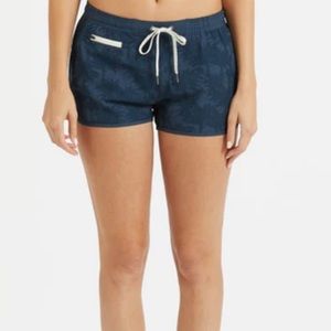 Vuori Tavi Short in Indigo Palm
